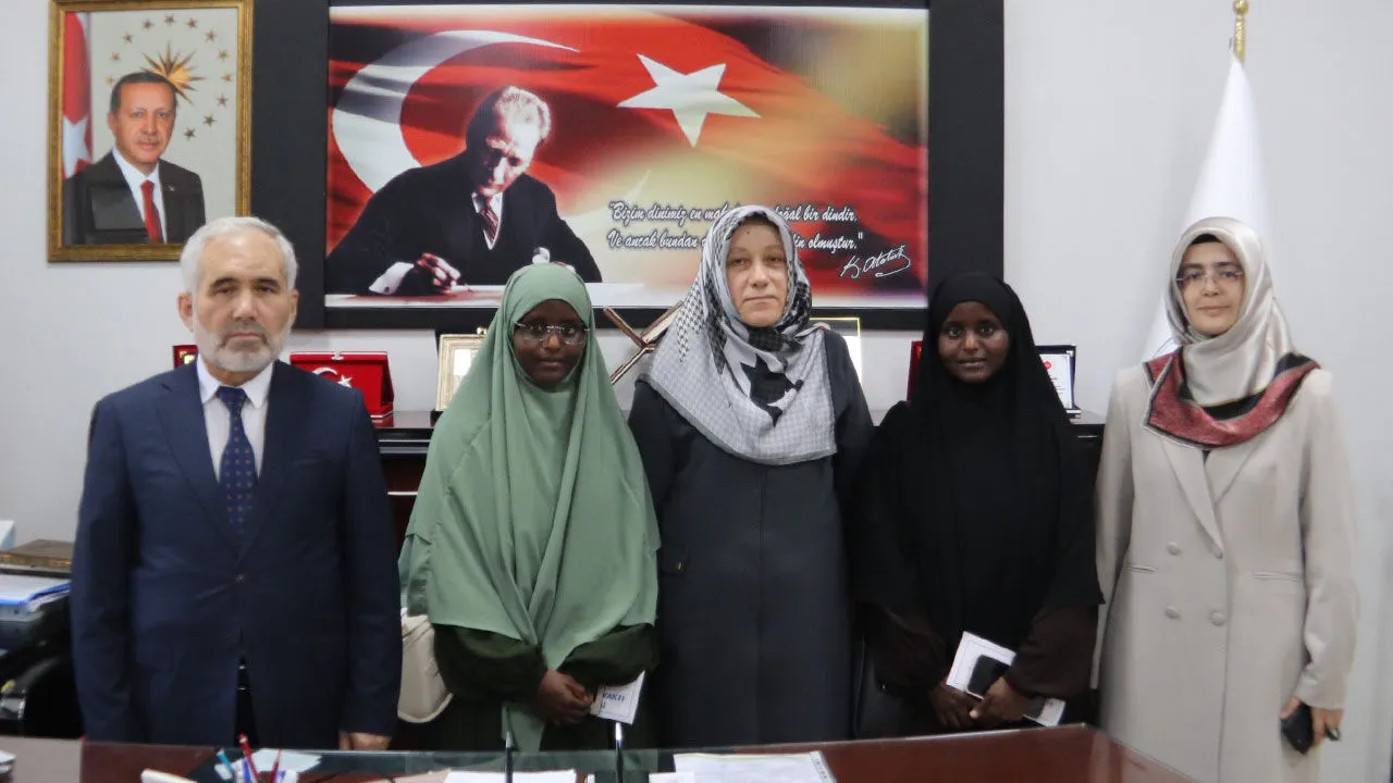 Cibutili iki kız kardeş 5 ayda hafız oldu
