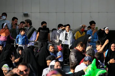 اجرای سرود «سلام فرمانده» در میدان شهدا مشهد