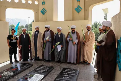 غبار روبی گلزارشهداء همزمان باآغاز هفته دفاع مقدس در ملایر‎