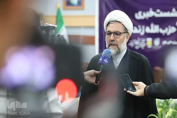 اعطای بورسیه تحصیلی شهید نصرالله از سوی دانشگاه باقرالعلوم(ع)