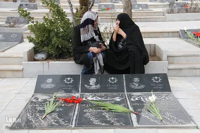 گلباران قبور شهدا در آستانه چهلمین سال انقلاب در شهرکرد