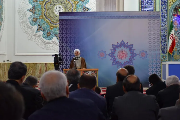 عزت در سایه بندگی خدا کسب می‌شود/ امام خمینی(ره)؛ نماد زندگی عزت‌مدارانه