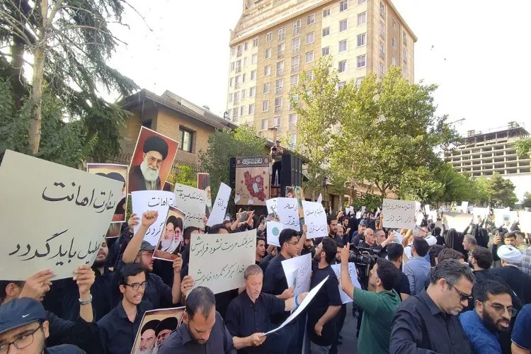اخراج سفیر؛ درخواست دانشجویان تجمع‌کننده مقابل سفارت سوئد