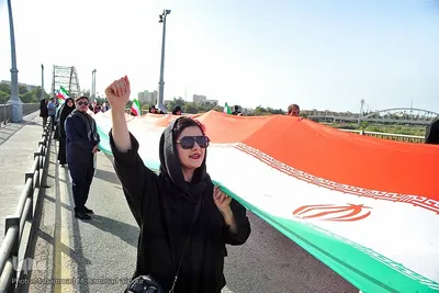 زنجیره انسانی در محکومیت تهدیدات حمله به پل‌ها و نیروگاه‌ها در اهواز