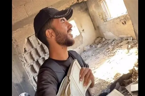 L’émotion d’un jeune Palestinien après avoir retrouvé un Coran intact sous les décombres de Gaza