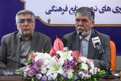 از راست سیدعباس صالحی، وزیر فرهنگ و ارشاد اسلامی و سیدحمیدرضا طیبی، رئیس جهاددانشگاهی در مراسم  امضای تفاهم نامه همکاری بین جهاددانشگاهی و وزارت فرهنگ و ارشاد اسلامی