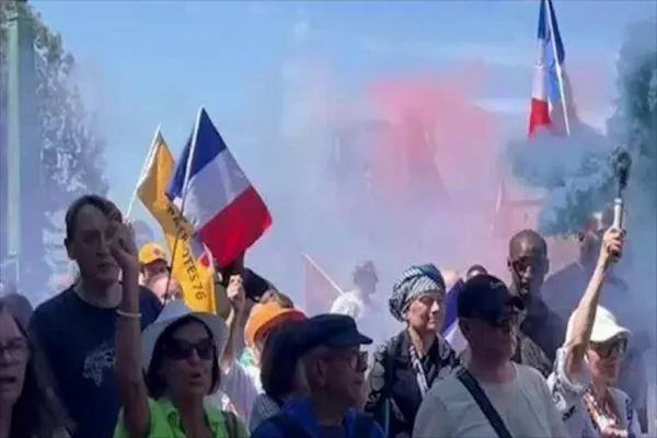 Franceses desgarran la bandera de la OTAN y exigen salida de la alianza