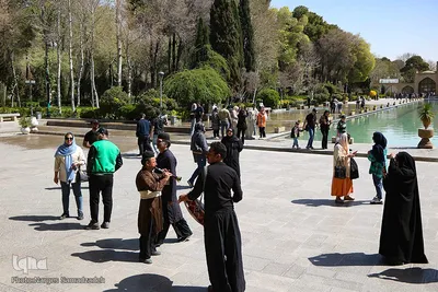 بازدید مسافران نوروزی از کاخ چهلستون اصفهان