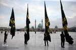 Fahne auf Kuppel der Dschamkarān-Moschee durch eine schwarze Trauerflagge ersetzt