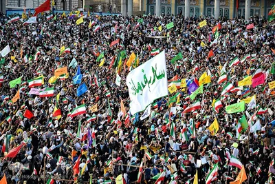 اجتماع خانوادگی همخوانی سرود «سلام فرمانده» در مسجد مقدس جمکران 