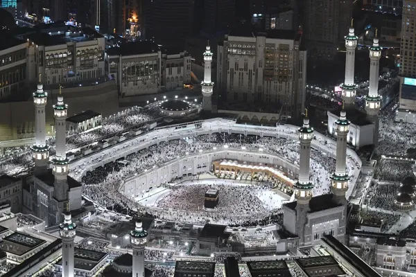 ضيوف الرحمن يشهدون ختم القرآن بالمسجد الحرام + صور