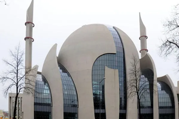 Almanya'da camiye taşlı saldırı