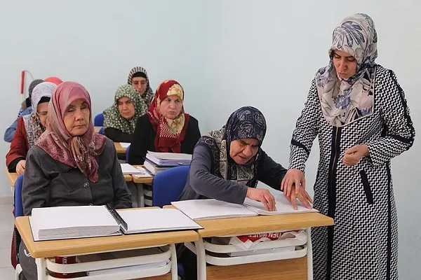 Görme engelli kadınlar Kur’an-ı Kerim okumayı öğreniyor