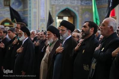 تعویض پرچم گنبد حرم مطهر رضوی در آغاز ماه محرم‎