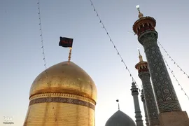 افراشتن پرچم عزا در حرم حضرت معصومه(س)
