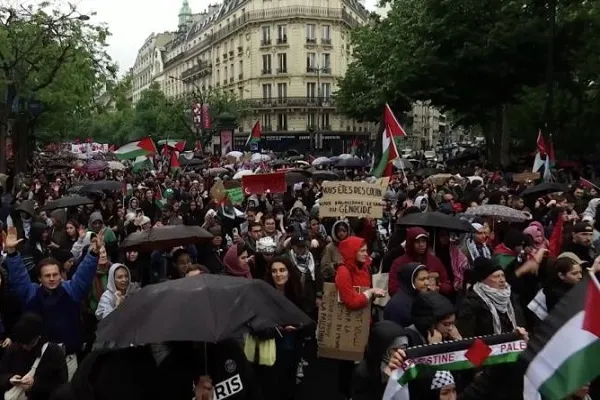 Paris'te on binlerce kişi Gazze'ye destek için yürüdü