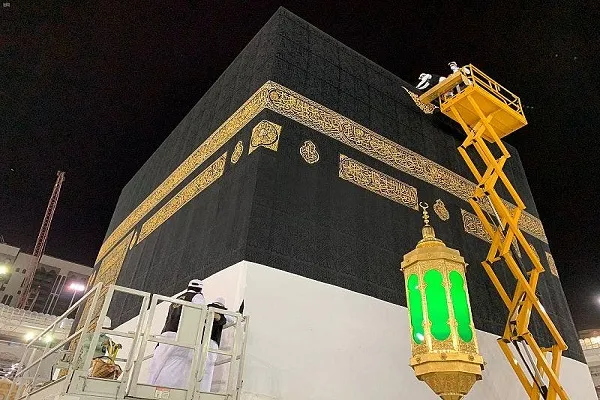 Santa Mecca: sostituito il telo della Kaaba + VIDEO