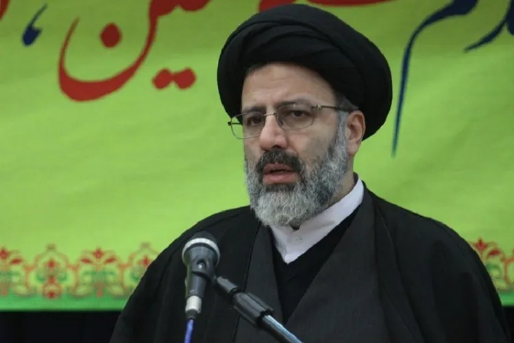 دانش‌آموزان و دانشجویان کتاب انسان 250 ساله رهبری را بخوانند