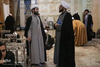 مباحثه طلاب و دانشجویان در حرم حضرت معصومه