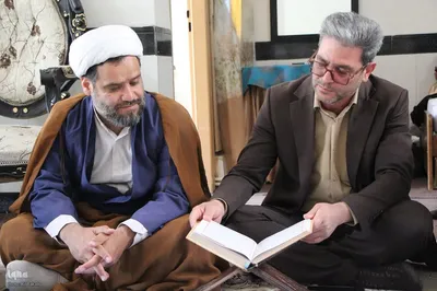 کرسی تلاوت قرآن کریم در منزل شهید محمودی به همراه رونمایی از کتاب باران نور درملایر‎