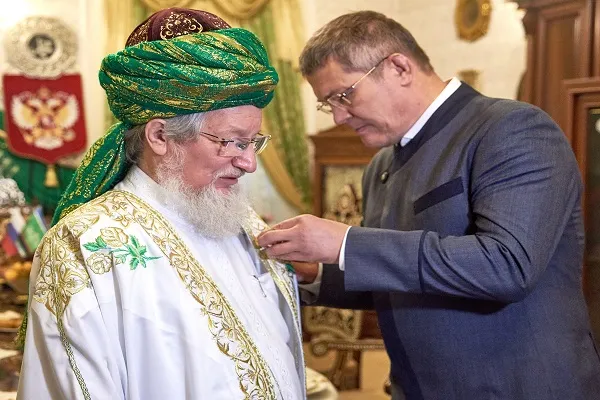 Глава Башкирии наградил Верховного муфтия России орденом