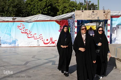 بازدید شرکت کنندگان مسابقات قرآن دانش آموزی از آرامگاه بابا طاهر