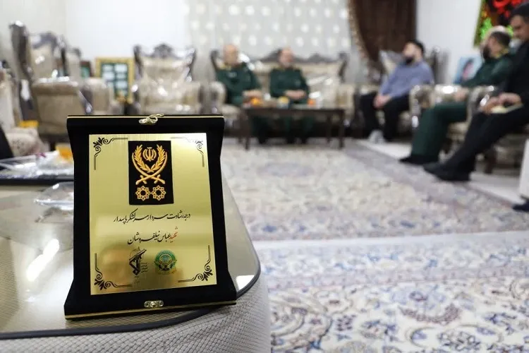 تقدیم لوح درجه رشادت سردار شهید نیلفروشان به خانواده ایشان
