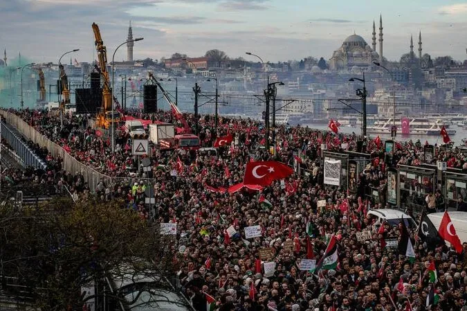 İstanbul’daki miting dünya maşetlerinde