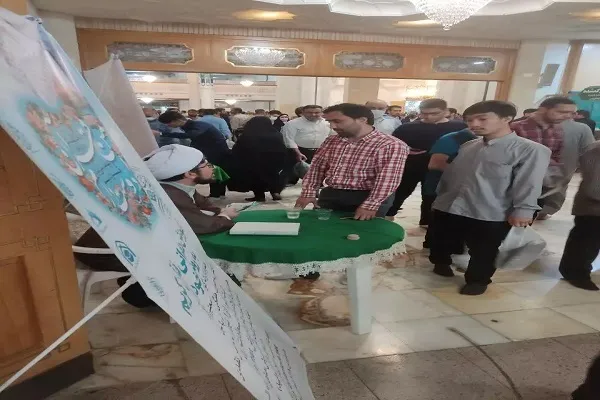 فعالیت میز ثبت‌نام دوره‌های مرکز قرآن و حدیث به مناسبت دهه کرامت
