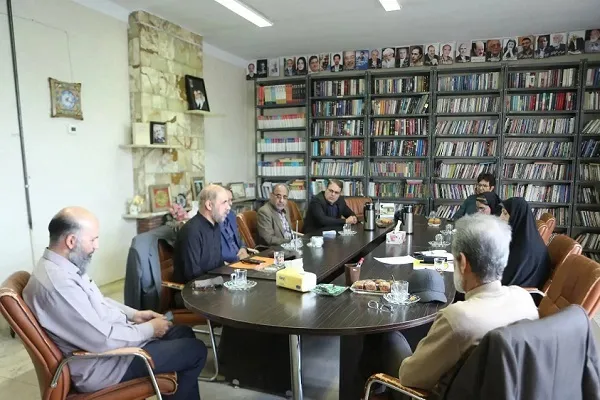اصحاب قلم فاصله بین میدان تا سیاست را کوتاه می‌کنند