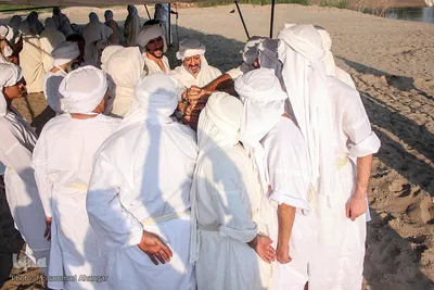 مراسم غسل تعمید منداییان در کنار رودخانه کارون