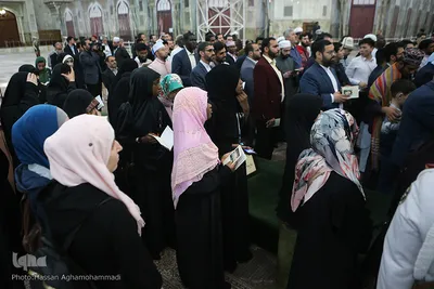 ادای احترام شرکت‌کنندگان در مسابقات بین‌المللی قرآن به امام راحل
