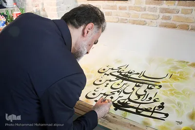 با قلم نقش عاشورا می‌زند