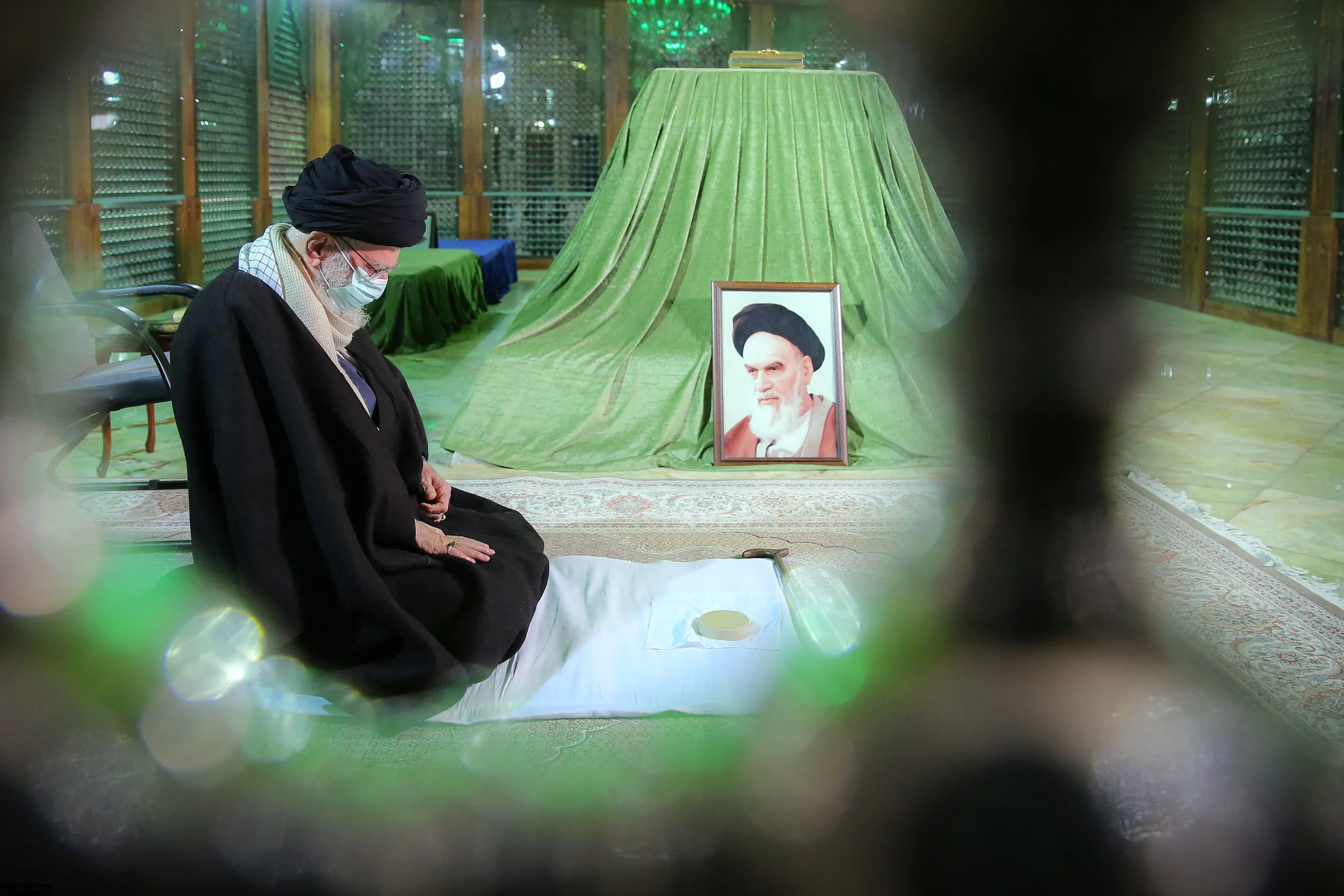 د اسلامی انقلاب معظم لارښود د امام خمینی په مرقد او په ګلزارشهداء کې فاتحه ولوسته