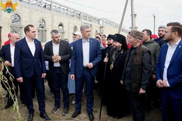 Власти совместно с Муфтиятом РД посадили деревья на территории Духовного центра имени Пророка Исы
