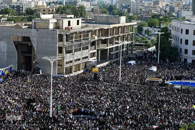 اجرای سرود «سلام فرمانده» در میدان شهدا مشهد