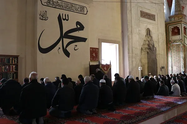Camilerde normal saf düzeninde namaz kılınmaya başlandı