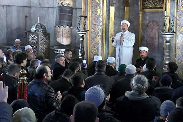Diyanet İşleri Başkanı Erbaş, Ayasofya Camii'nde sabah namazı kıldırdı