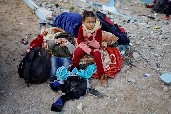 Anak Palestin menghiburkan adiknya dengan membaca Al-Quran + klip