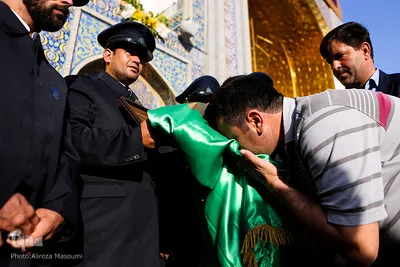 تعویض پرچم گنبد حرم امام رضا(ع)‎