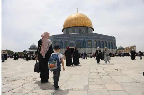 Tens of Thousands of Palestinians Attend Friday Prayers at Al-Aqsa Mosque