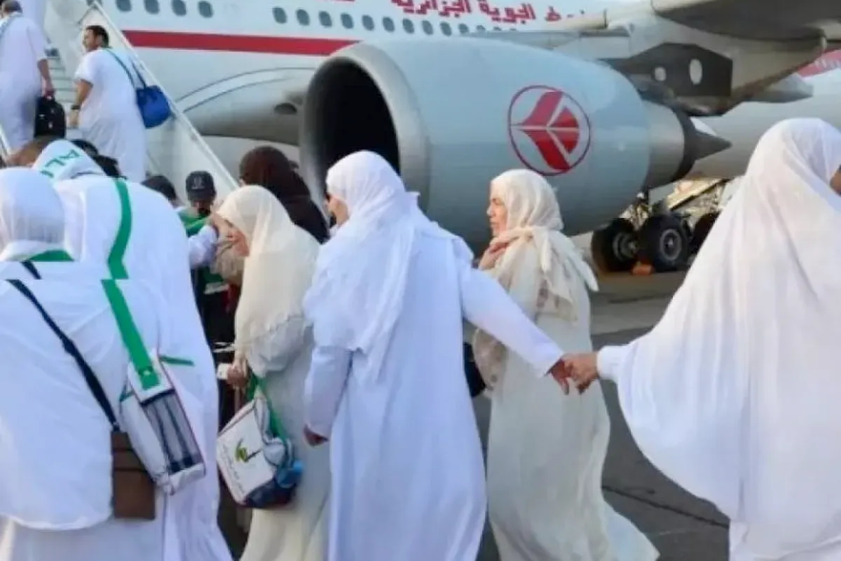 Des  scouts au service des pèlerins algériens du hajj 2023 à l'aéroport d'Oran