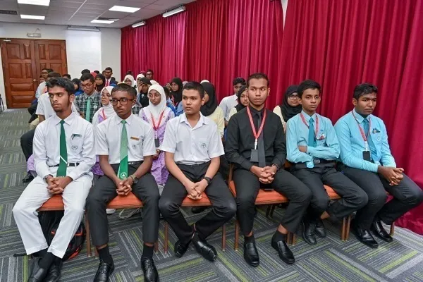 Pembayaran bantuan kewangan kepada pelajar yang menghafaz Al-Quran di Maldives