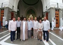 Des membres du convoi coranique iranien visitent les mosquées de Médine