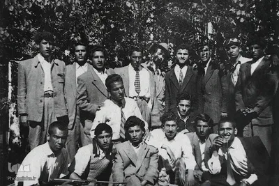 1331. مشهد، علی شریعتی همراه با دوستانش در دانشسرای عالی درمحفلی دوستانه


