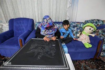 عذرا از ۱۹ سالگی به مؤسسه رعد رفته است و در این مؤسسه نقاشی، خطاطی، تذهیب و خراش روی فلز را آموزش دیده است. او در حال حاضر در حال تکمیل کردن تابلوی گل و بلبل با هنر خراش روی فلز است. او می‌گوید چون ابزارش خطرناک است زیاد نمی‌تواند کار کند.