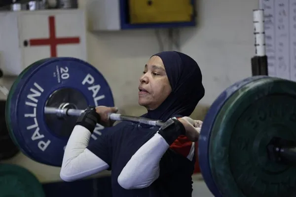La championne française d’haltérophilie dénonce l’interdiction du hijab dans le sport