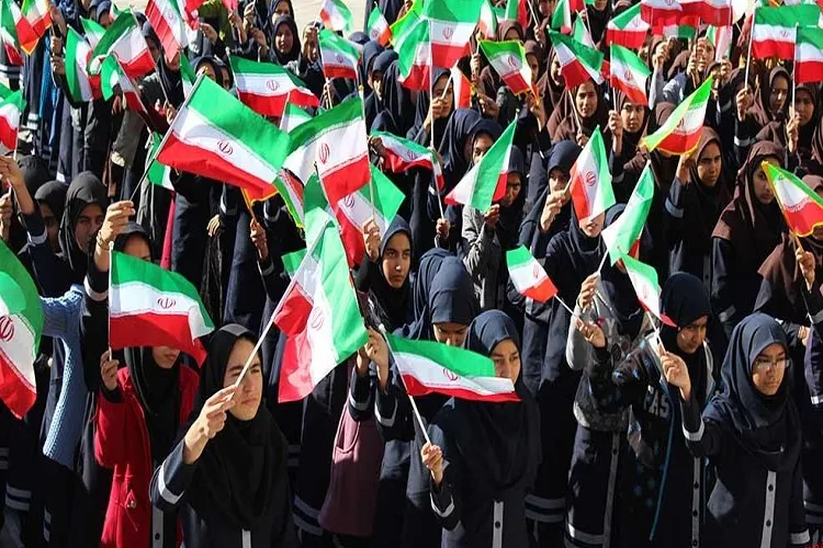 چهل ویکمین زنگ انقلاب در مدارس گیلان نواخته شد