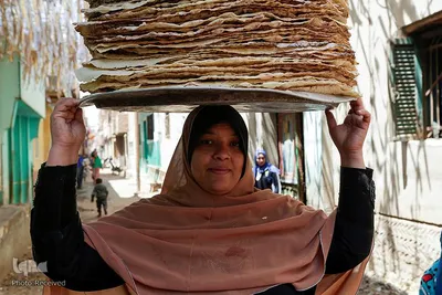 نور الصباح، زن۳۵ساله مصری در حال حمل نان برای فروش وقت افطار است