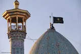 آیین تعویض پرچم گنبد حرم مطهر حضرت شاهچراغ (ع)